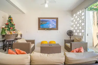 Uma área de estar em Casa com piscina e área de lazer com 08 dormitórios