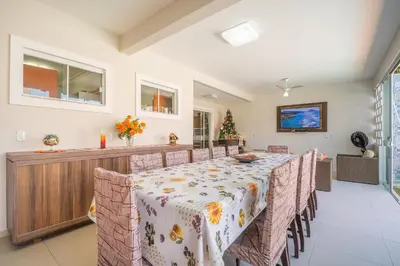 Uma televisão e/ou sistema de entretenimento em Casa com piscina e área de lazer com 08 dormitórios
