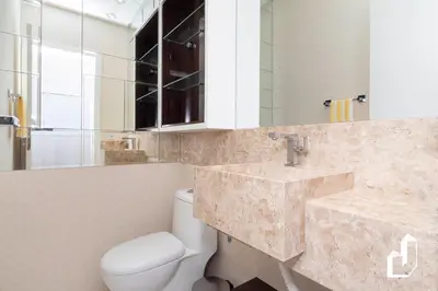 Uma casa de banho em Lindo apartamento vista mar com 02 suítes
