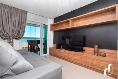 Uma televisão e/ou sistema de entretenimento em Lindo apartamento vista mar com 02 suítes
