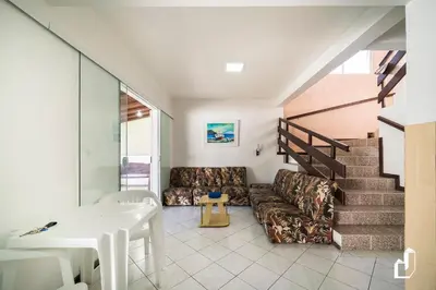 Uma área de estar em Casa com 03 dormitórios climatizados com berço