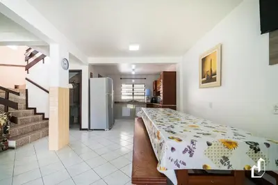 A cozinha ou kitchenette de Casa com 03 dormitórios climatizados com berço