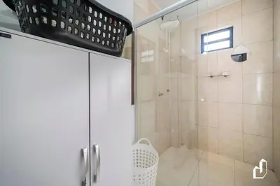 Uma casa de banho em Casa com 03 dormitórios climatizados com berço