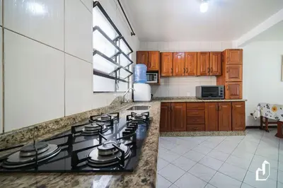 A cozinha ou kitchenette de Casa com 03 dormitórios climatizados com berço