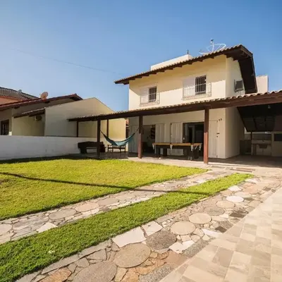 Casa com 03 dormitórios climatizados com berço
