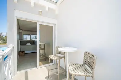 A planta de Encantadora casa com 02 suítes à beira-mar