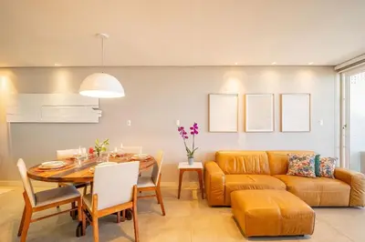Uma área de estar em Encantadora casa com 02 suítes à beira-mar