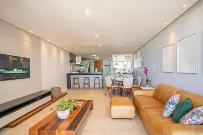 Uma área de estar em Encantadora casa com 02 suítes à beira-mar