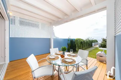 Uma varanda ou terraço em Encantadora casa com 02 suítes à beira-mar