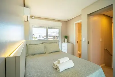 Uma cama ou camas num quarto em Encantadora casa com 02 suítes à beira-mar