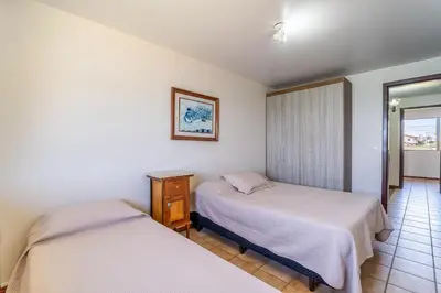 Uma cama ou camas num quarto em Casa frente ao Mar de Dentro com pôr do sol único
