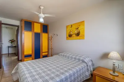 Uma cama ou camas num quarto em Casa frente ao Mar de Dentro com pôr do sol único