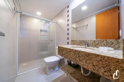 Uma casa de banho em Apartamento térreo com 02 dormitórios