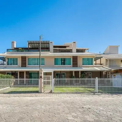 Apartamento térreo com 02 dormitórios