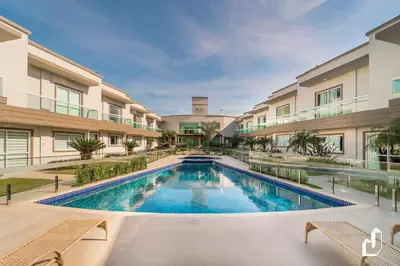 A piscina em ou perto de Duplex com piscina à beira mar e 03 suítes