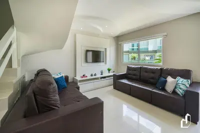 Uma área de estar em Duplex com piscina à beira mar e 03 suítes