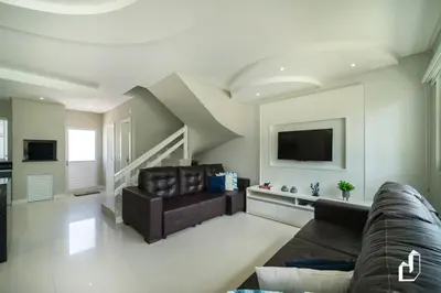 Uma televisão e/ou sistema de entretenimento em Duplex com piscina à beira mar e 03 suítes