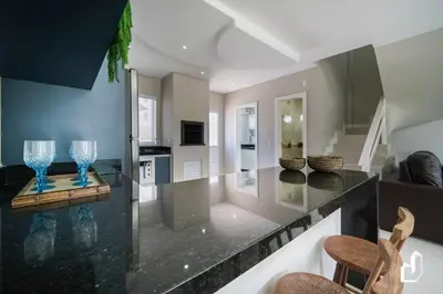 A cozinha ou kitchenette de Duplex com piscina à beira mar e 03 suítes