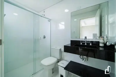 Uma casa de banho em Duplex com piscina à beira mar e 03 suítes