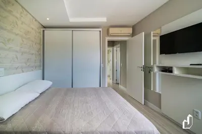Uma televisão e/ou sistema de entretenimento em Duplex com piscina à beira mar e 03 suítes