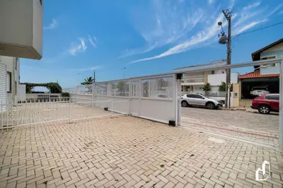A planta de Duplex com piscina à beira mar e 03 suítes
