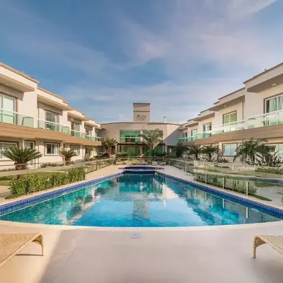Duplex com piscina à beira mar e 03 suítes