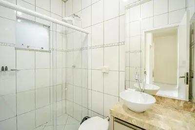 Uma casa de banho em Casa com 04 dormitórios