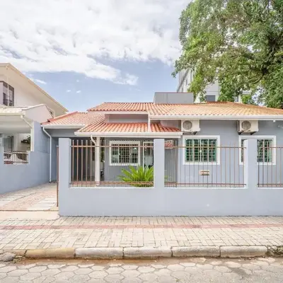 Casa com 04 dormitórios