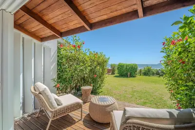 Um jardim no exterior de Frente ao mar | 2 suítes | Residencial Guilhermina