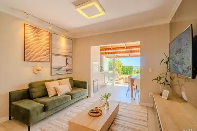 Uma televisão e/ou sistema de entretenimento em Frente ao mar | 2 suítes | Residencial Guilhermina
