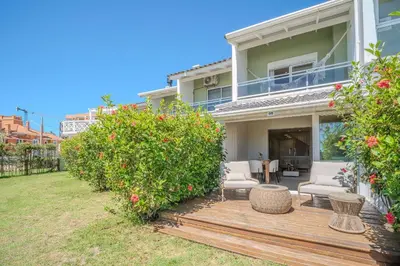 Um jardim no exterior de Frente ao mar | 2 suítes | Residencial Guilhermina