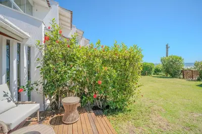 Um jardim no exterior de Frente ao mar | 2 suítes | Residencial Guilhermina