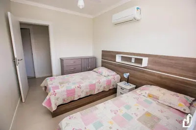 Uma cama ou camas num quarto em Próximo ao mar como você e sua família merecem