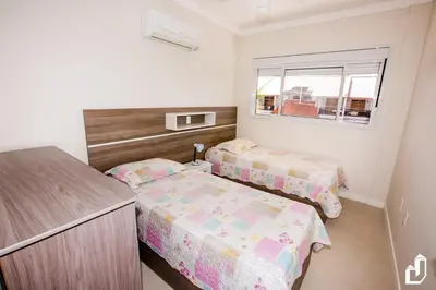 Uma cama ou camas num quarto em Próximo ao mar como você e sua família merecem