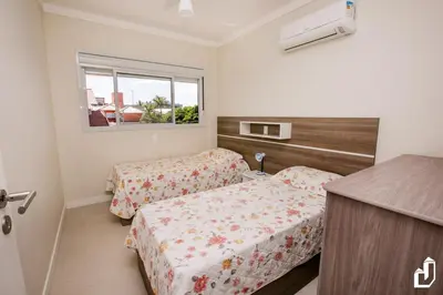 Uma cama ou camas num quarto em Próximo ao mar como você e sua família merecem
