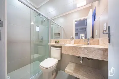 Uma casa de banho em 03 dormitórios, uma preciosidade para suas férias