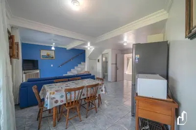 Uma televisão e/ou sistema de entretenimento em Frente ao mar com 03 dormitórios