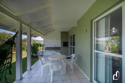 Uma varanda ou terraço em Frente ao mar com 03 dormitórios