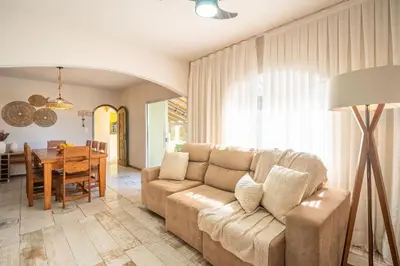Uma área de estar em Casa térrea com 03 quartos em Canto Grande