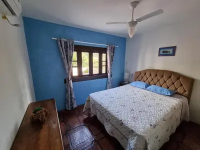 Uma cama ou camas num quarto em apartamento a 15 metros do mar de bombinhas