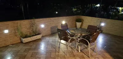 Um pátio ou outra área exterior em apartamento a 15 metros do mar de bombinhas