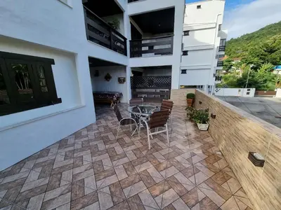 Uma varanda ou terraço em apartamento a 15 metros do mar de bombinhas