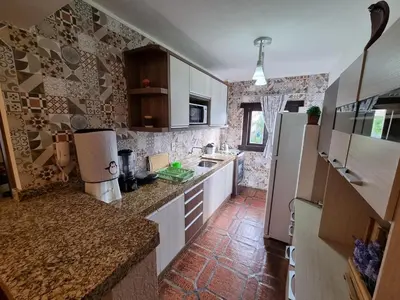 A cozinha ou kitchenette de apartamento a 15 metros do mar de bombinhas
