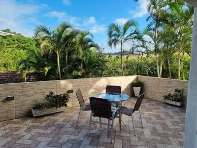 Um jardim no exterior de apartamento a 15 metros do mar de bombinhas