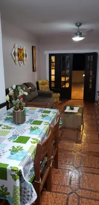 Uma área de estar em apartamento a 15 metros do mar de bombinhas