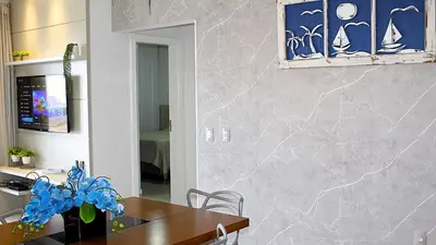 Uma televisão e/ou sistema de entretenimento em 1077 Excelente opção com duas suítes no centro de Bombinhas