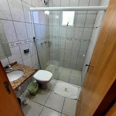 Uma casa de banho em Pousada Rota do Sol Bombinhas suíte sem cafe e limpeza - opcional