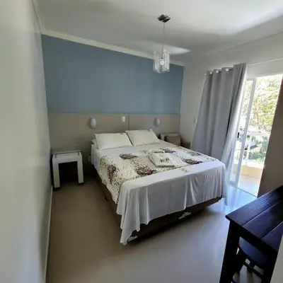 Uma cama ou camas num quarto em Pousada Rota do Sol Bombinhas suíte sem cafe e limpeza - opcional