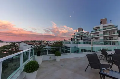 A planta de Varandas do Atlântico 02-A – Apartamento de Alto Padrão em Condomínio Pé na Areia em Bombas.