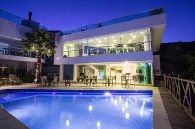 A planta de Varandas do Atlântico 302-B – Apartamento de Alto Padrão com Vista Panorâmica para o Mar em Bombas.